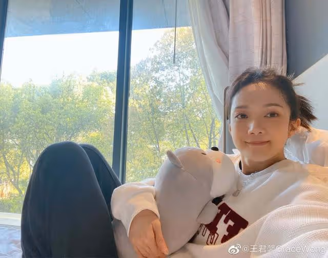 TVB離巢女星曬素顏自拍,罕見曝光上海疫下生活,稱很想念親友