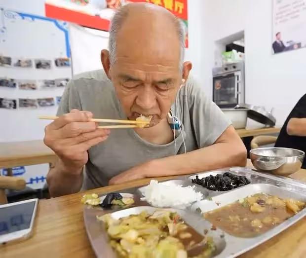 75歲老人晚年感悟:我請過保姆去過安養院,最終才明白,什麼才是晚年最好的歸宿!