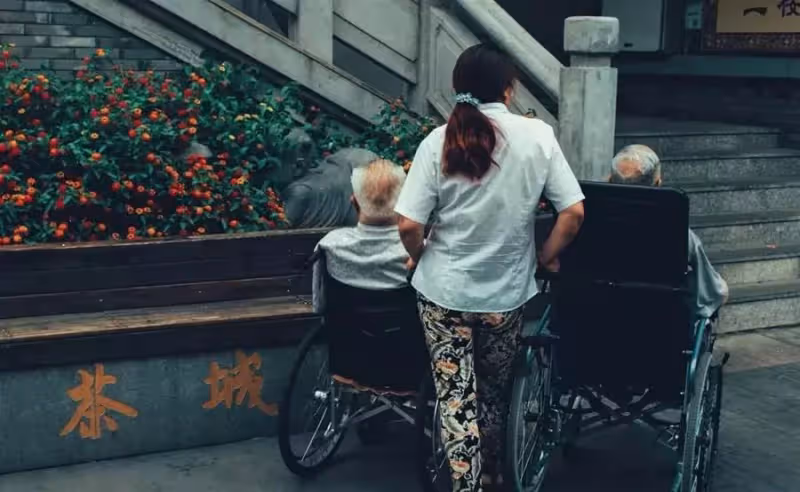 75歲老人晚年感悟:我請過保姆去過安養院,最終才明白,什麼才是晚年最好的歸宿!