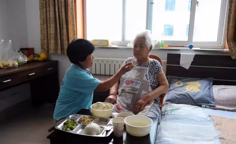 75歲老人晚年感悟:我請過保姆去過安養院,最終才明白,什麼才是晚年最好的歸宿!