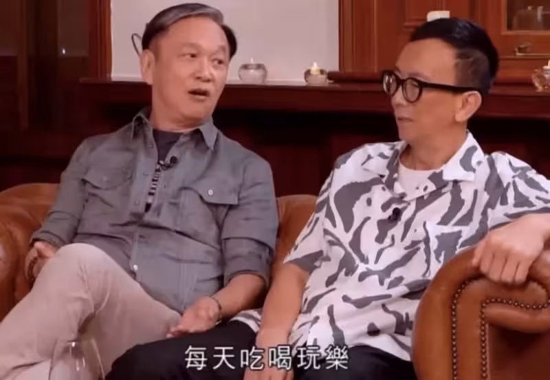 知名導演自曝曾被成龍不屑!節目重現對方表情,不僅歪嘴還翻白眼:沒人敢辭退我