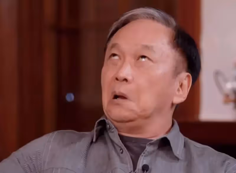 知名導演自曝曾被成龍不屑!節目重現對方表情,不僅歪嘴還翻白眼:沒人敢辭退我