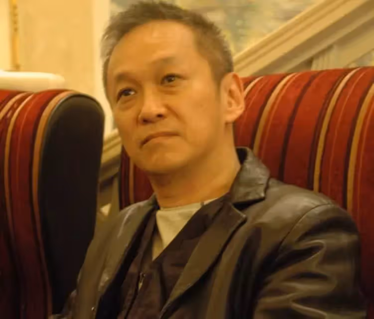 知名導演自曝曾被成龍不屑!節目重現對方表情,不僅歪嘴還翻白眼:沒人敢辭退我