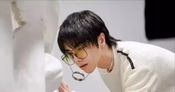 剛走紅就官宣戀情,慘遭雪藏2年的任嘉倫,如今事業愛情雙豐收