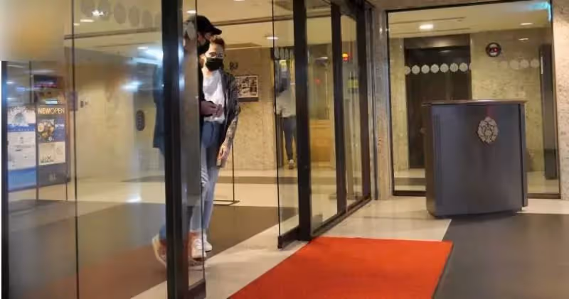 邱澤許瑋甯十指緊扣現身,女方手戴近百萬大鉆戒,婚後首秀恩愛
