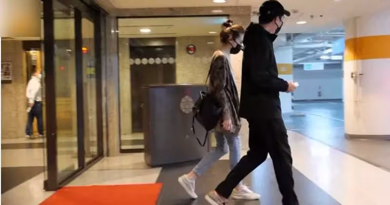 邱澤許瑋甯十指緊扣現身,女方手戴近百萬大鉆戒,婚後首秀恩愛
