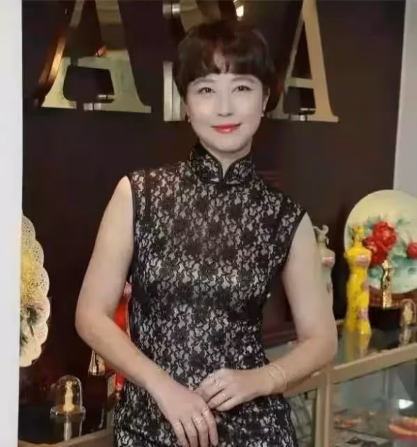55歲周海媚近照曝光，身穿旗袍見小腹，被酸「走鐘」網友直呼：自然老去沒什麼不好