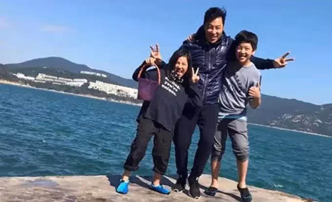 52歲譚耀文近況曝光！皮膚依舊緊致有光澤顯年輕，10歲女兒大眼高鼻五官精緻，外加迷人小酒窩，14歲兒子西裝革履十分帥氣