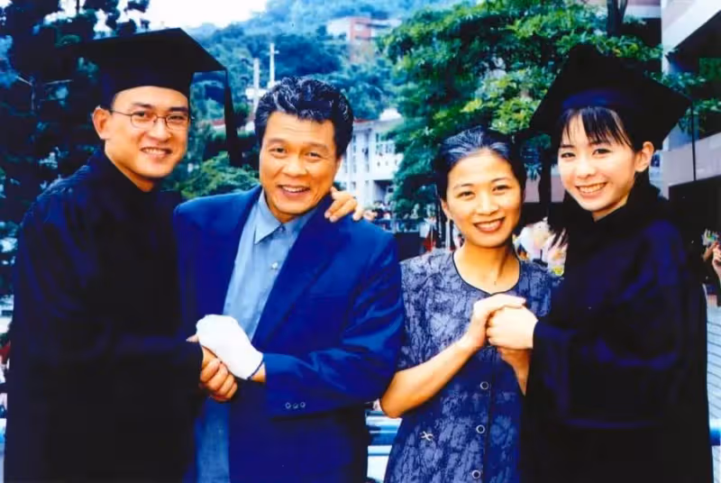 和妻女淪室友！！王識賢結婚17年拼賺錢，家庭丟給老婆，突然醒悟鐵漢變煮夫：為女兒深夜苦讀