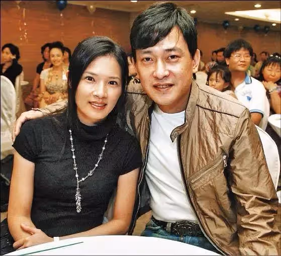 和妻女淪室友！！王識賢結婚17年拼賺錢，家庭丟給老婆，突然醒悟鐵漢變煮夫：為女兒深夜苦讀