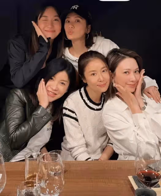 46歲林心如與47歲賈靜雯同框比美,年近半百仍風韻猶存,素顏曝光真實顏值,網友:太真實