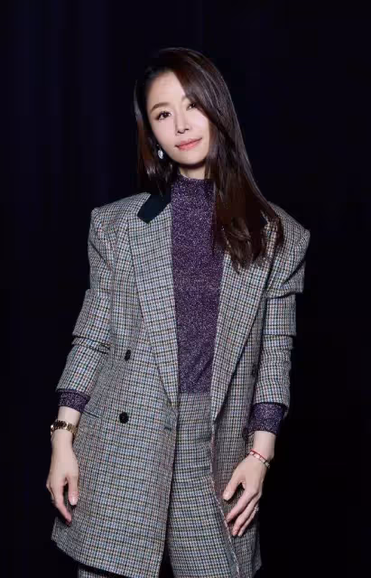 46歲林心如與47歲賈靜雯同框比美,年近半百仍風韻猶存,素顏曝光真實顏值,網友:太真實