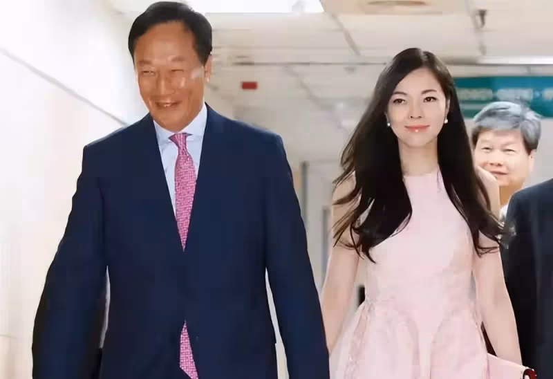 她在34歲時嫁郭台銘,40歲生三胎,結婚14年丈夫72歲了,在其他女人眼中她是不折不扣的成功者