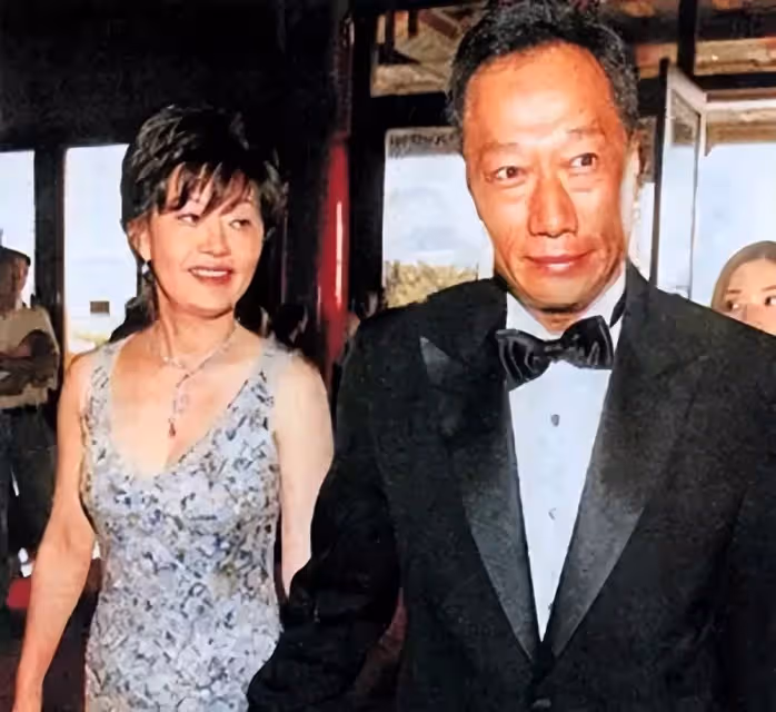 她在34歲時嫁郭台銘,40歲生三胎,結婚14年丈夫72歲了,在其他女人眼中她是不折不扣的成功者