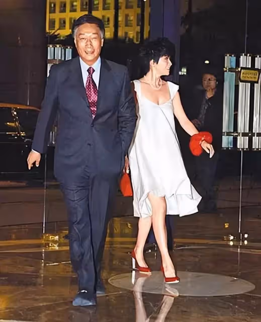 她在34歲時嫁郭台銘,40歲生三胎,結婚14年丈夫72歲了,在其他女人眼中她是不折不扣的成功者
