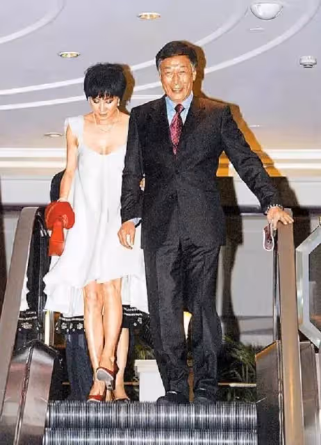 她在34歲時嫁郭台銘,40歲生三胎,結婚14年丈夫72歲了,在其他女人眼中她是不折不扣的成功者