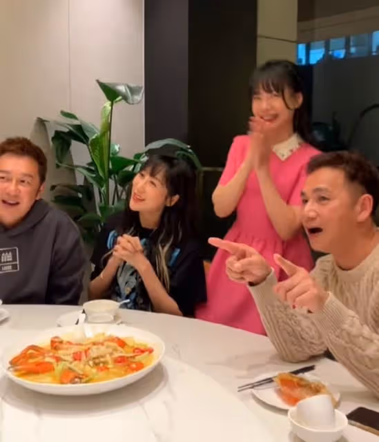 TVB視帝馬德鍾回內地,被千萬網紅請吃飯,對方空運5箱鳳梨做菜