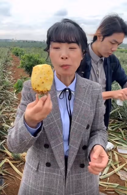 TVB視帝馬德鍾回內地,被千萬網紅請吃飯,對方空運5箱鳳梨做菜