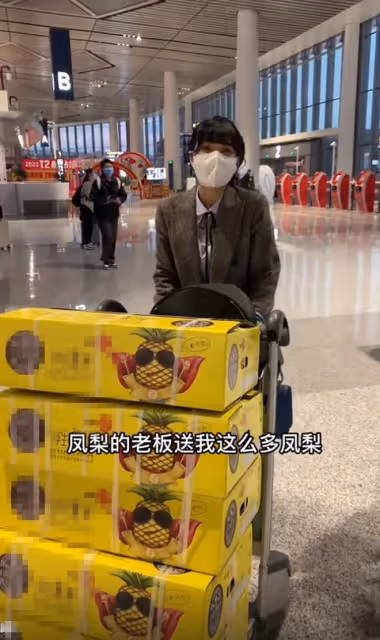 TVB視帝馬德鍾回內地,被千萬網紅請吃飯,對方空運5箱鳳梨做菜