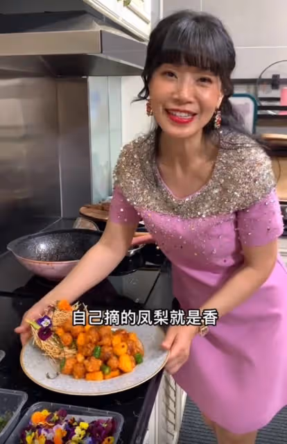 TVB視帝馬德鍾回內地,被千萬網紅請吃飯,對方空運5箱鳳梨做菜