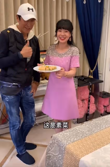 TVB視帝馬德鍾回內地,被千萬網紅請吃飯,對方空運5箱鳳梨做菜