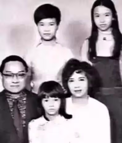 1976年,金庸撕掉失婚書,朱玫鐵了心拒絕:離都離了,沒有回頭路