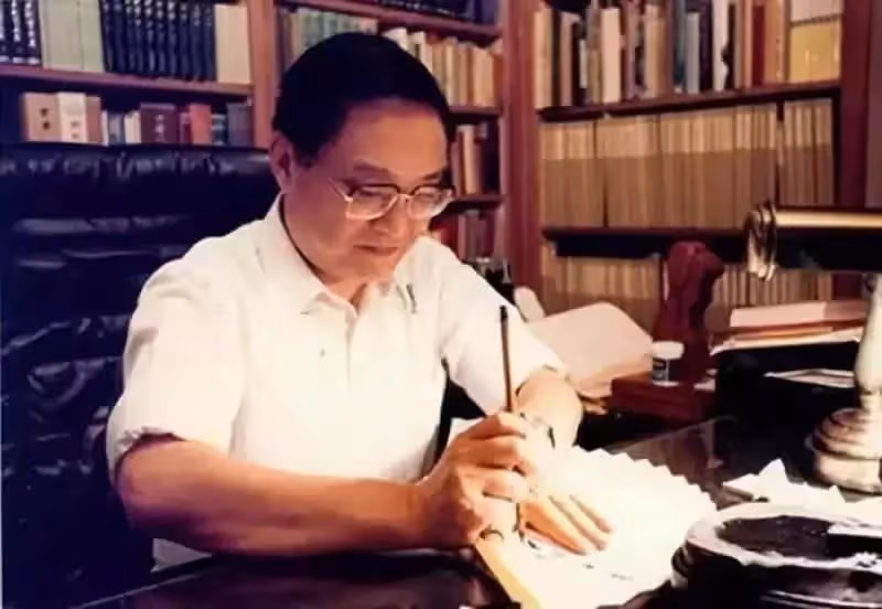 1976年，金庸撕掉失婚書，朱玫鐵了心拒絕：離都離了，沒有回頭路