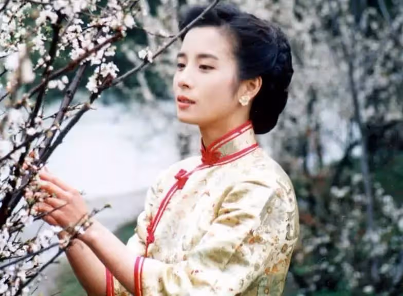 曾被瓊瑤贊「與世無爭白玫瑰」岳翎急流勇退，棄星途遠走加拿大，15年後被偶遇：享受最平凡的生活