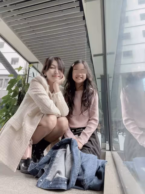 阿翔妻子結婚11年披白紗,一轉背後絕美簍空自帶仙女氣場,甜靠尪肩膀,全家福甜到爆棚