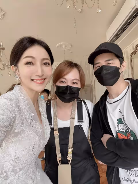 阿翔妻子結婚11年披白紗,一轉背後絕美簍空自帶仙女氣場,甜靠尪肩膀,全家福甜到爆棚