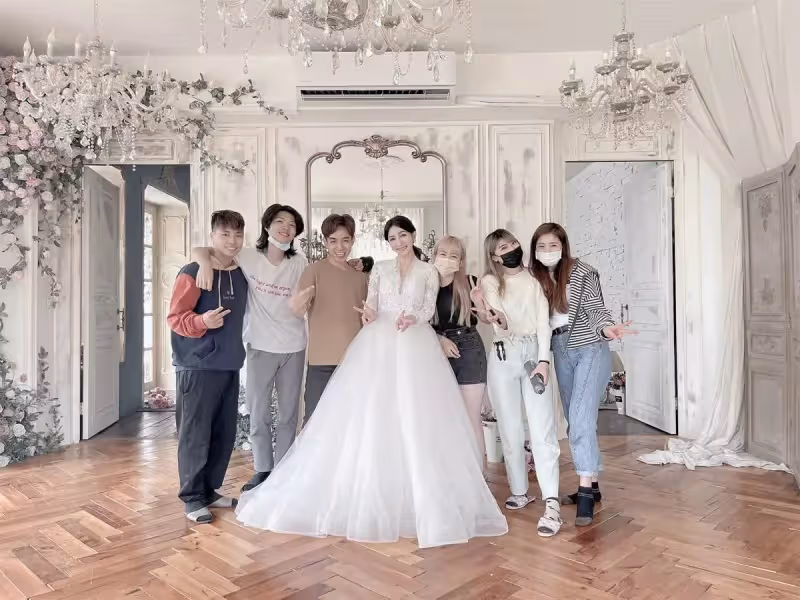 阿翔妻子結婚11年披白紗,一轉背後絕美簍空自帶仙女氣場,甜靠尪肩膀,全家福甜到爆棚