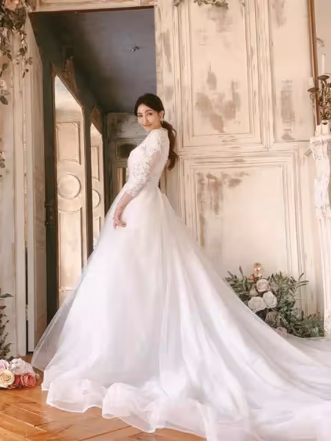 阿翔妻子結婚11年披白紗,一轉背後絕美簍空自帶仙女氣場,甜靠尪肩膀,全家福甜到爆棚