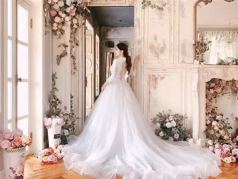 阿翔妻子結婚11年披白紗,一轉背後絕美簍空自帶仙女氣場,甜靠尪肩膀,全家福甜到爆棚