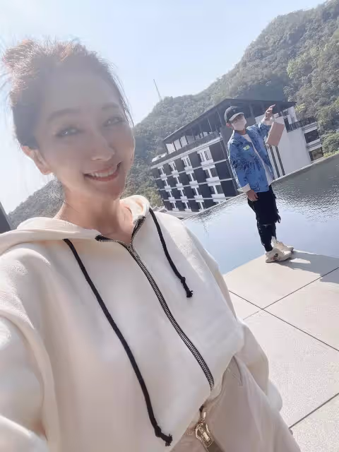阿翔妻子結婚11年披白紗，一轉背後絕美簍空自帶仙女氣場，甜靠尪肩膀，全家福甜到爆棚
