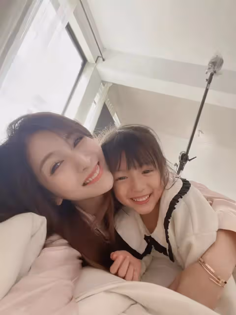 阿翔妻子結婚11年披白紗，一轉背後絕美簍空自帶仙女氣場，甜靠尪肩膀，全家福甜到爆棚