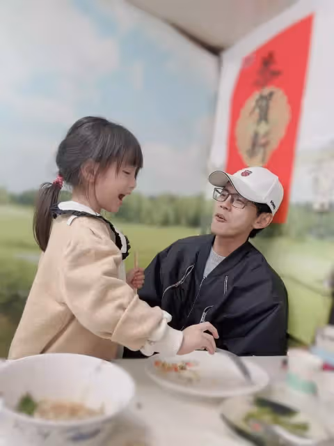 阿翔妻子結婚11年披白紗，一轉背後絕美簍空自帶仙女氣場，甜靠尪肩膀，全家福甜到爆棚