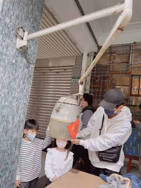 阿翔妻子結婚11年披白紗，一轉背後絕美簍空自帶仙女氣場，甜靠尪肩膀，全家福甜到爆棚