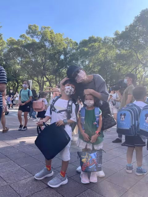 阿翔妻子結婚11年披白紗，一轉背後絕美簍空自帶仙女氣場，甜靠尪肩膀，全家福甜到爆棚