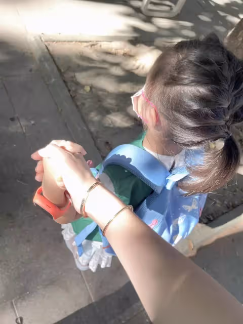 阿翔妻子結婚11年披白紗，一轉背後絕美簍空自帶仙女氣場，甜靠尪肩膀，全家福甜到爆棚