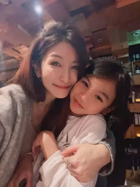 阿翔妻子結婚11年披白紗，一轉背後絕美簍空自帶仙女氣場，甜靠尪肩膀，全家福甜到爆棚