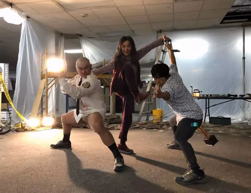 59歲楊紫瓊曬打戲花絮!摔倒在地一臉傷疤,展臂單腳站立紋絲不動
