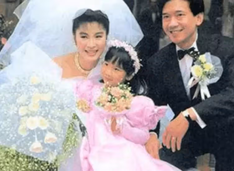 59歲楊紫瓊曬打戲花絮!摔倒在地一臉傷疤,展臂單腳站立紋絲不動