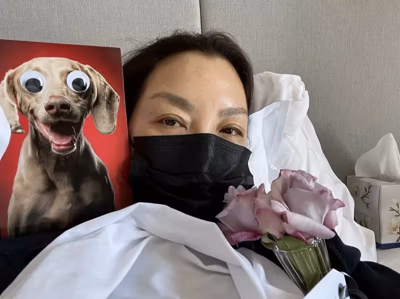 59歲楊紫瓊曬打戲花絮!摔倒在地一臉傷疤,展臂單腳站立紋絲不動