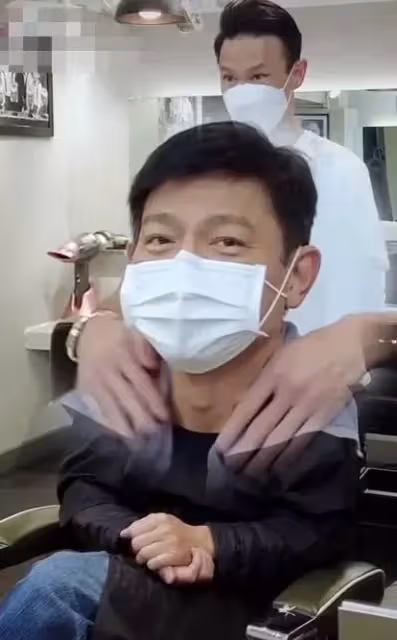 劉德華為電影嘗試新髮型!燙完效果引爆笑,白頭髮藏不住惹人心疼