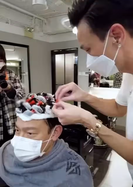 劉德華為電影嘗試新髮型!燙完效果引爆笑,白頭髮藏不住惹人心疼
