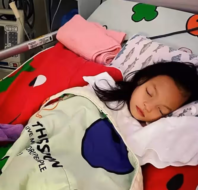 從不在父母面前流淚！鐘麗淇10歲女兒近照曝光，五官神似「老太」，至今還不會走路說話，母親患多種重病離去，仍樂觀面對生活