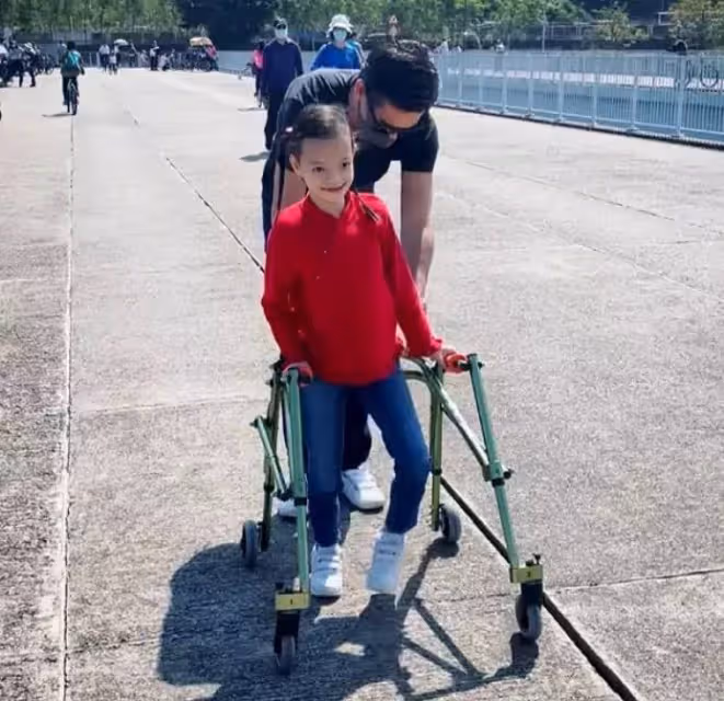 從不在父母面前流淚！鐘麗淇10歲女兒近照曝光，五官神似「老太」，至今還不會走路說話，母親患多種重病離去，仍樂觀面對生活