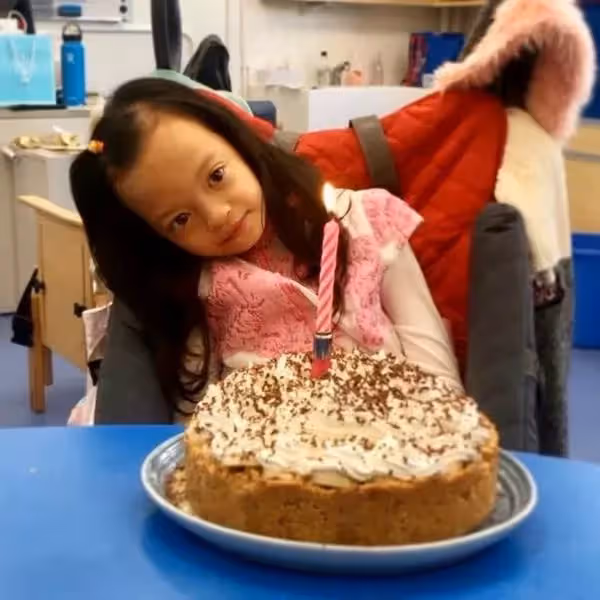 從不在父母面前流淚！鐘麗淇10歲女兒近照曝光，五官神似「老太」，至今還不會走路說話，母親患多種重病離去，仍樂觀面對生活