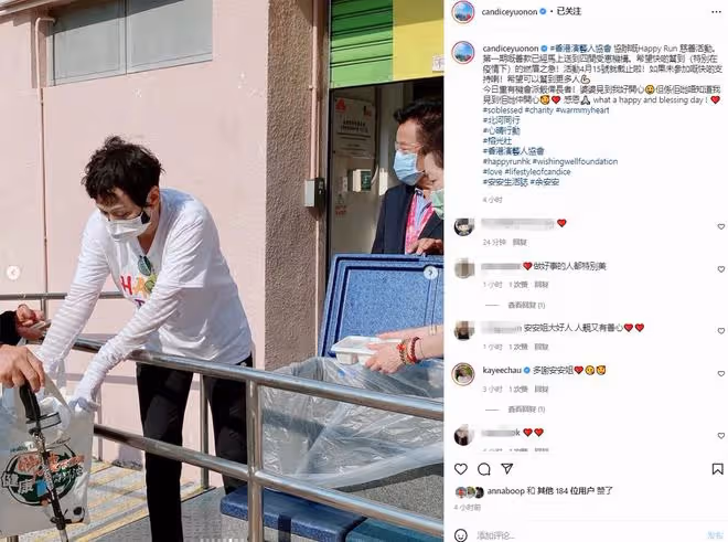 周潤發前妻當志願者,街頭派免費盒飯給老人家,低頭彎腰顯恭敬
