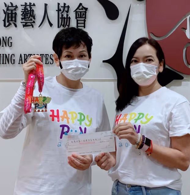 周潤發前妻當志願者,街頭派免費盒飯給老人家,低頭彎腰顯恭敬
